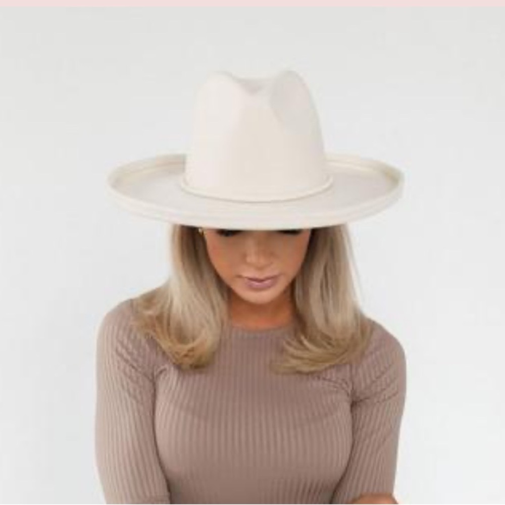 Cara Loren lack of color hat
